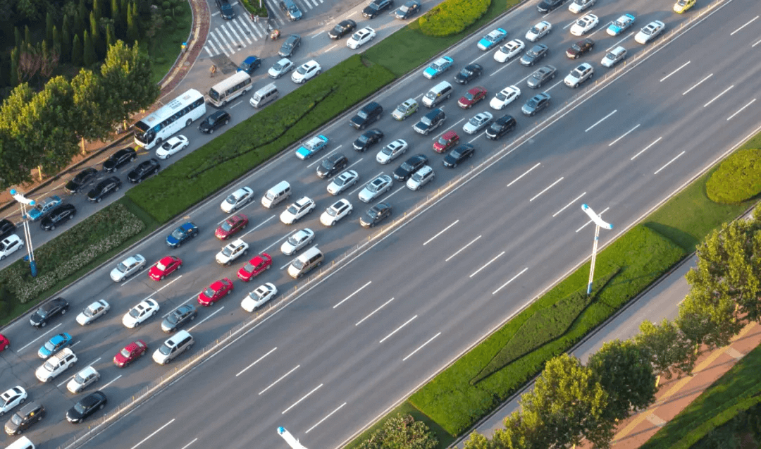 FCU3501 Edge Computing Box: Enabling Real-time Decision-making for Intelligent Flexible Lanes